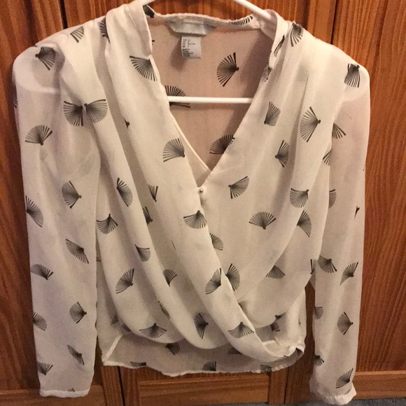 H&M Tops - Women’s white and black fan print sheer H&M longsleeve size 2 G👍